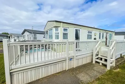 Image de Lovely caravan for hire with large decking area in Hunstanton ref 23218k