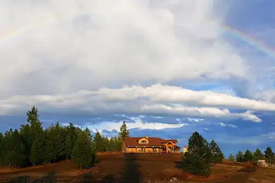 Image de Buck Hollow Lodge at Furry Tale Farm. 4 mi from Dworshak State Park!