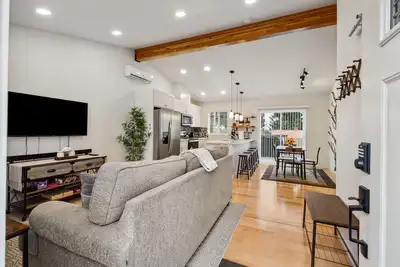 Image de Brand New 2 Bed Private Getaway! Close to Airport!