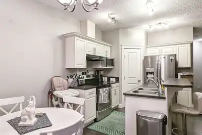 Image de Comfy home in Southwest Edmonton with King bed