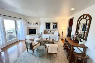 Image de Oceanview Luxury Summerland Beach Condo B above Wine Tasting Room- walk to beach