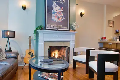 Image de The Banksy-King Bed-Firepit-Rooftop-United Center