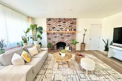 Image de house is sold, vrbo won't help delete this listing. don't book
