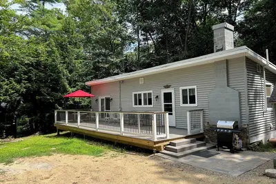 Image de Two bedroom cottage with views of Bow Lake, steps to beach and boat launch.