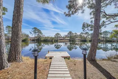 Image de Cozy Home on a Pond - 8 Miles to the Beach!