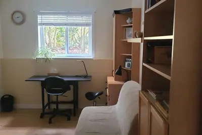Image de Cozy garden suite for six in beautiful Kits Point, half a block from Kits Beach.