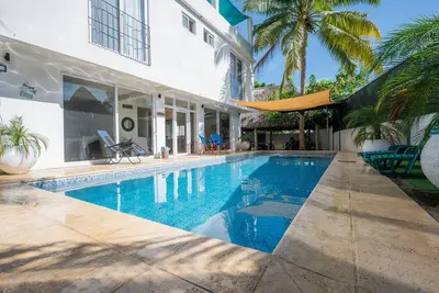 Image de Family-sized entire house with private pool. 10 minutes to a black sand beach!
