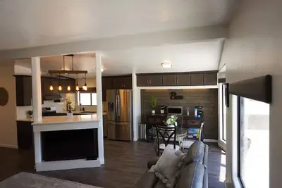 Image de Modern home with parking/public boat ramp