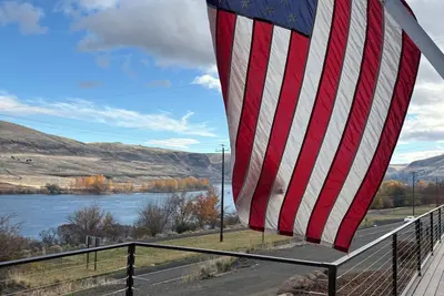 Image de A place to Gather on the Mighty Snake. Spacious 5 bedroom, Hot Tub and View!