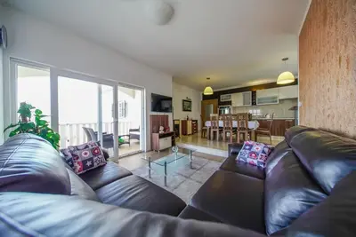 Image de Appartement de trois chambres avec la terrasse et la vue sur le mer Postira, Brac (A-22161-b)
