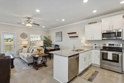 Image de Downtown Townhome l Community Pool l Great for Families l 10 Minutes to Nas Pensacola l Fast WiFi