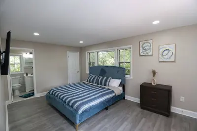 Image de Sleek & Luxe Escape: A Haven for Your Staycation!