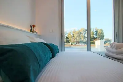 Image de Phaedrus Living: Seaside Deluxe Flat Harbour 106