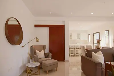 Image de Phaedrus Living: City View Luxury Flat Androcleous