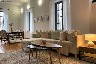 Image de Phaedrus Living: Cozy Down Town House Aischylou