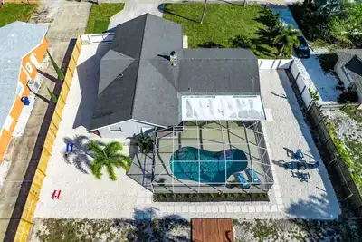 Image de Coastal Home 10 min to the Beach