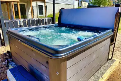 Image de Pet-friendly home with fenced-in yard and hot tub