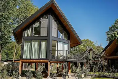 Image de A unique forest stay – 2 en-suites, 2 floors, comfort for 5 guests.