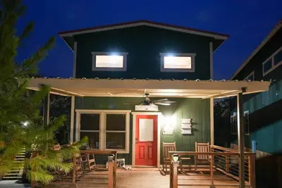 Image de CampQYB- Modern Lux Cabin, Hot Tub, FirePit, Sauna
