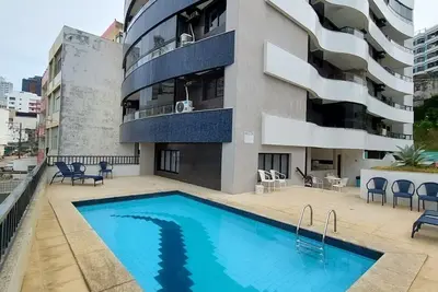 Image de Na folia do carnaval de Salvador é vizinho ao shopping Barra, melhor localização