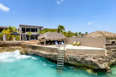 Image de Stunning and Stylish Oceanfront Villa Punto Perfecto on Bonaire