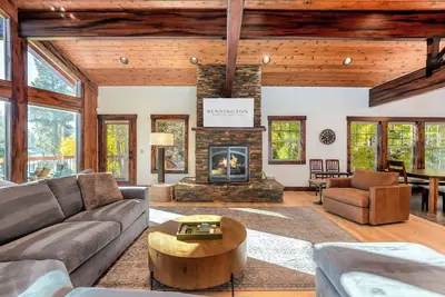 Image de Pony47 - Stunning River Front Home, Community Pool
