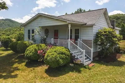 Image de New listing! Cozy hilltop cottage with mountain views, 20 mins. from Floyd.