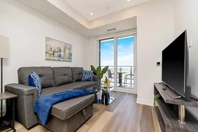 Image de Stylish 1br Condo w Balcony & Skyline Views