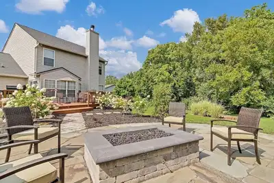 Image de Downtown Westfield • Walk to Dining • Sleeps 12