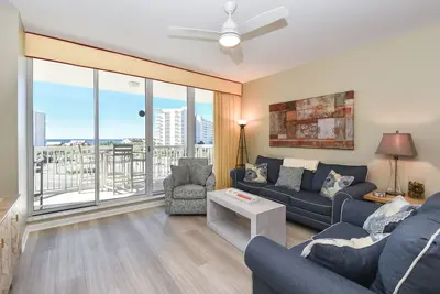 Image de 5th Floor Condo in Central Destin 🏖️ Beach Service Included!