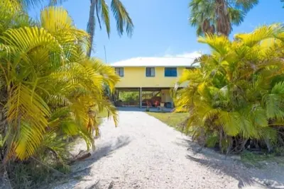 Image de Experience the charm of island tranquility with this enchanting 4-bedroom