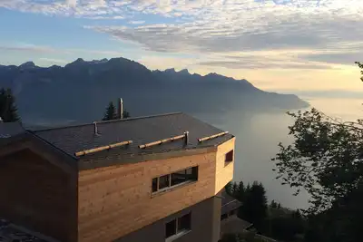 Image de Chalet à la montagne. Vue exceptionnelle sur le lac et les Alpes. Havre de paix.