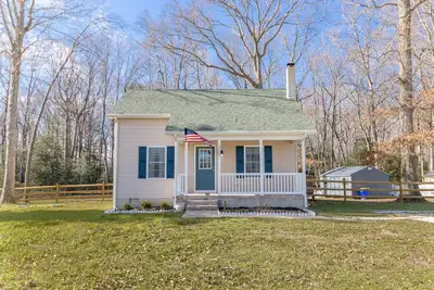 Image de Your cozy and quiet cottage retreat.