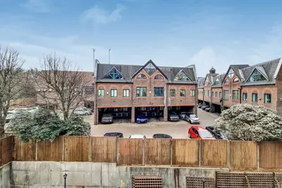 Image de 15 Gw - Sara Suite - Lovely Deluxe Wembley Harrow Apartment