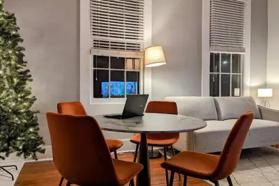 Image de Historic upstairs home in downtown, walk to everything.