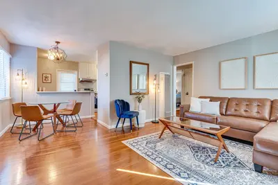 Image de 1 Mi to Shopping & Dining: Central Burbank Duplex