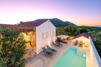 Image de The Village House - Cinq Chambres Villa, Couchages 8