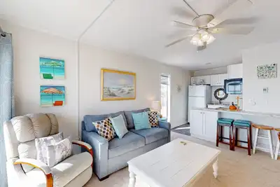 Image de Cheerful beachfront condo with balcony, tennis court, & W/D - snowbird-friendly