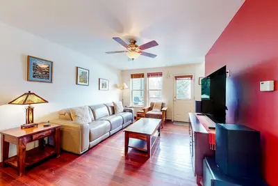 Image de Two-story townhouse with balcony, grill, mountain & pond views, & streaming