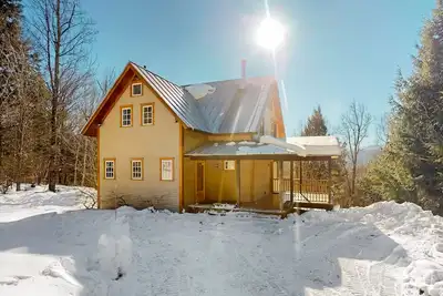 Image de Light-filled retreat in Mad River Valley with internet & deck