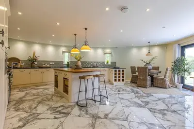Image de Stylish, modern 5bed Farmhouse w/garden & parking