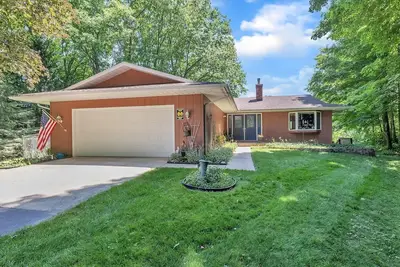 Image de Waterfront 1 mile from Red Bud Track-N-Trail, Wineries and Wooded Privacy