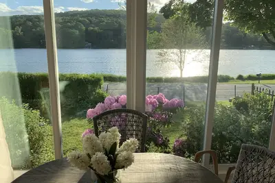 Image de Lux Bungalow on Gorgeous Lake. Relax. Explore nearby towns. Ski. Kayak. Hike.