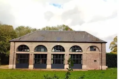 Image de Grande maison de campagne au milieu du parc d'un château