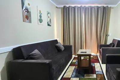 Image de cozy warm apartment/queen bed /heating/wi-fi/ac/free parking/smart tv/quiet area