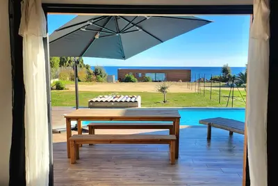 Image de Villa de 100 m² les Pieds dans L'Eau avec sa piscine privée