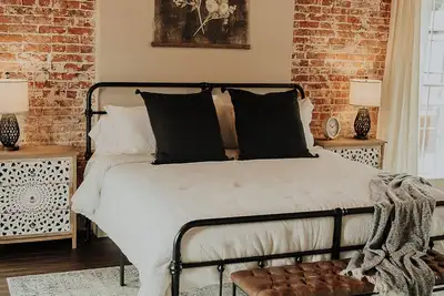 Image de Charming renovated guesthaus in the heart of Historic Hermann.