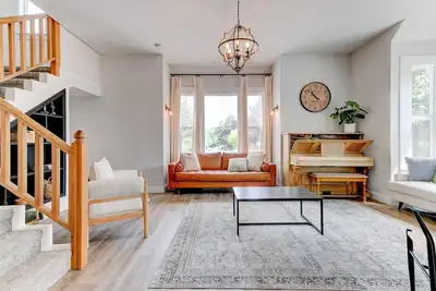 Image de Wine Country Victorian - Two Kitchens - Walk to Town & Wineries