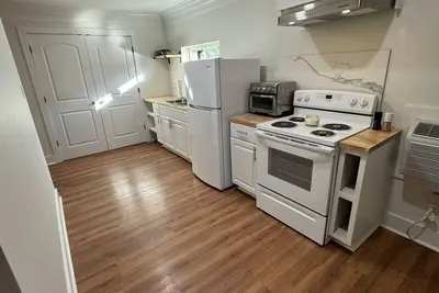 Image de Frenchies Retreat sleeps up to four perfect for the traveling worker