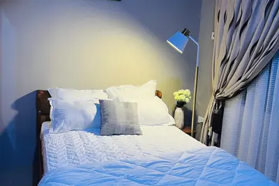 Image de Welcome to our cozy two-bedroom house with an inviting atmosphere you will love